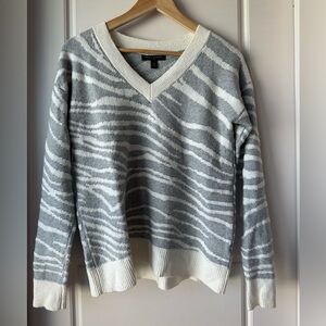 Super Soft Banana Republic Gray and Cream Knit Sweater